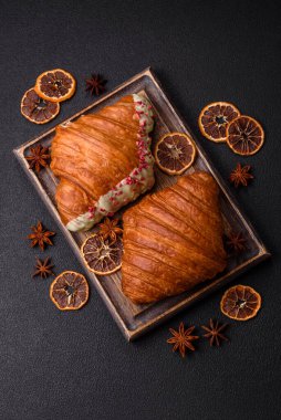 Koyu beton arka planda çikolatalı taze kruvasan.