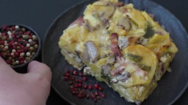 Koyu beton arka planda patates, et, sebze, tuz, baharat ve otlu çoban turtası.