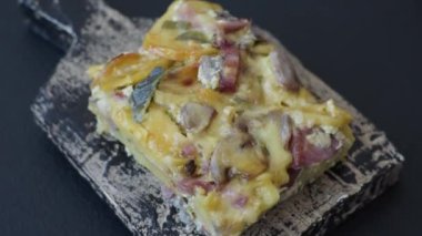 Koyu beton arka planda patates, et, sebze, tuz, baharat ve otlu çoban turtası.