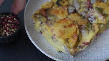 Koyu beton arka planda patates, et, sebze, tuz, baharat ve otlu çoban turtası.