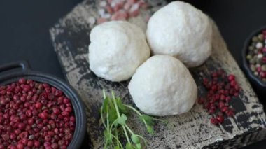 Lezzetli sağlıklı buğulanmış tavuk pirzolası ya da kıymalı köfte. Diyet yemek.