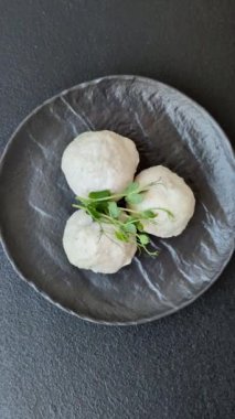 Lezzetli sağlıklı buğulanmış tavuk pirzolası ya da kıymalı köfte. Diyet yemek.