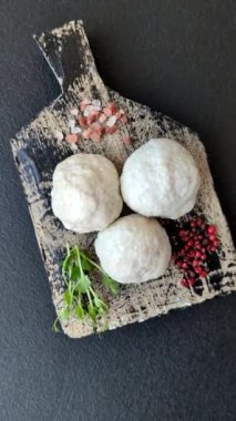 Lezzetli sağlıklı buğulanmış tavuk pirzolası ya da kıymalı köfte. Diyet yemek.