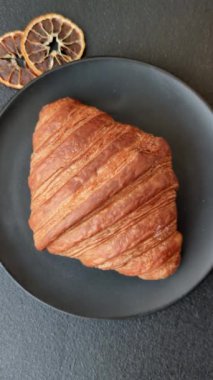 Koyu beton arka planda çikolatalı taze kruvasan.