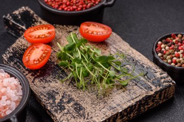 Ahşap kesme tahtasının üzerinde yeşil taze bezelye tohumu koyu beton arka planda
