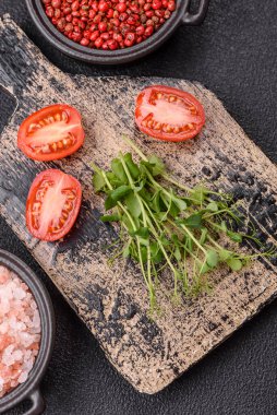 Ahşap kesme tahtasının üzerinde yeşil taze bezelye tohumu koyu beton arka planda
