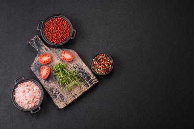 Ahşap kesme tahtasının üzerinde yeşil taze bezelye tohumu koyu beton arka planda