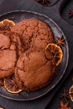 Koyu beton arka planda tatlı, gevrek çikolatalı kurabiyeler.