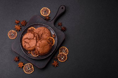 Koyu beton arka planda tatlı, gevrek çikolatalı kurabiyeler.