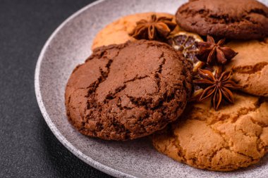 Koyu beton arka planda tatlı, gevrek çikolatalı kurabiyeler.
