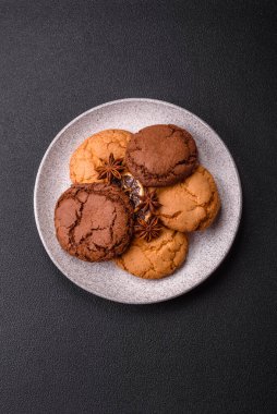 Koyu beton arka planda tatlı, gevrek çikolatalı kurabiyeler.