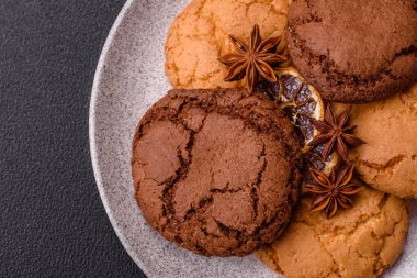 Koyu beton arka planda tatlı, gevrek çikolatalı kurabiyeler.