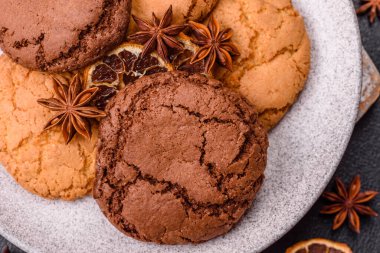 Koyu beton arka planda tatlı, gevrek çikolatalı kurabiyeler.