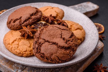 Koyu beton arka planda tatlı, gevrek çikolatalı kurabiyeler.