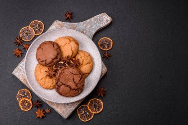 Koyu beton arka planda tatlı, gevrek çikolatalı kurabiyeler.