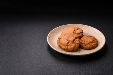 Koyu beton arka planda tatlı, gevrek limonlu kurabiyeler.