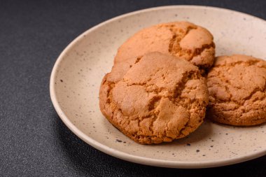 Koyu beton arka planda tatlı, gevrek limonlu kurabiyeler.