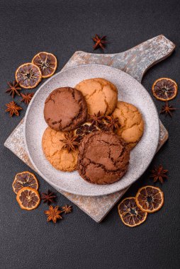 Koyu beton arka planda tatlı, gevrek çikolatalı kurabiyeler.