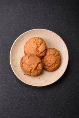 Koyu beton arka planda tatlı, gevrek limonlu kurabiyeler.