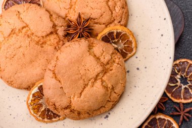 Koyu beton arka planda tatlı, gevrek limonlu kurabiyeler.