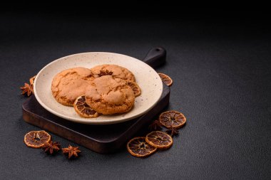 Koyu beton arka planda tatlı, gevrek limonlu kurabiyeler.