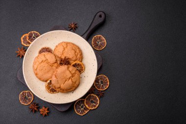 Koyu beton arka planda tatlı, gevrek limonlu kurabiyeler.