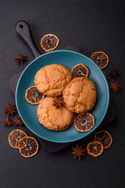 Koyu beton arka planda tatlı, gevrek limonlu kurabiyeler.