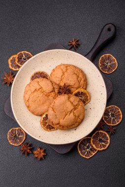 Koyu beton arka planda tatlı, gevrek limonlu kurabiyeler.