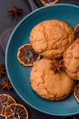 Koyu beton arka planda tatlı, gevrek limonlu kurabiyeler.