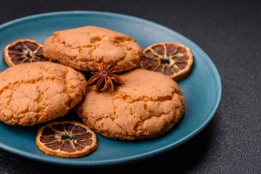 Koyu beton arka planda tatlı, gevrek limonlu kurabiyeler.