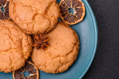 Koyu beton arka planda tatlı, gevrek limonlu kurabiyeler.