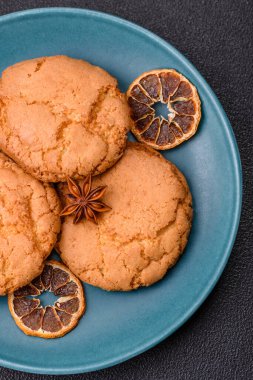 Koyu beton arka planda tatlı, gevrek limonlu kurabiyeler.