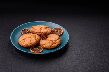 Koyu beton arka planda tatlı, gevrek limonlu kurabiyeler.