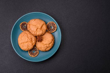 Koyu beton arka planda tatlı, gevrek limonlu kurabiyeler.