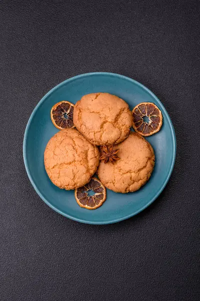 Koyu beton arka planda tatlı, gevrek limonlu kurabiyeler.