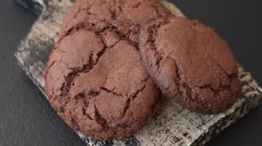 Koyu beton arka planda tatlı, gevrek çikolatalı kurabiyeler.