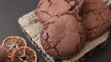 Koyu beton arka planda tatlı, gevrek çikolatalı kurabiyeler.