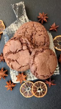 Koyu beton arka planda tatlı, gevrek çikolatalı kurabiyeler.