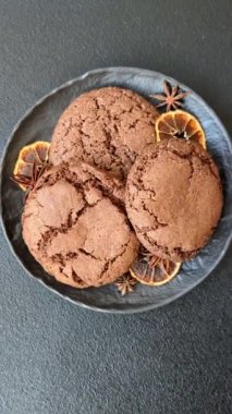 Koyu beton arka planda tatlı, gevrek çikolatalı kurabiyeler.