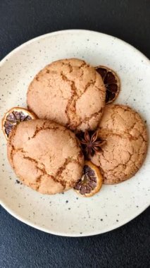 Koyu beton arka planda tatlı, gevrek limonlu kurabiyeler.