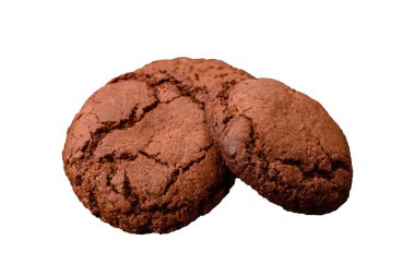 Beyaz arka planda tatlı, gevrek çikolatalı kurabiyeler.