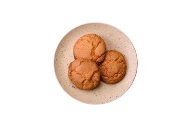 Beyaz arka planda tatlı, gevrek limonlu kurabiyeler.