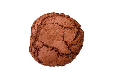 Beyaz arka planda tatlı, gevrek çikolatalı kurabiyeler.