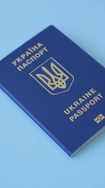 Ukrayna vatandaşının uluslararası pasaportu koyu beton arka planda, uluslararası seyahat