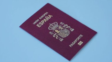 Uluslararası pasaport, koyu beton arka planda bir İspanya vatandaşı, uluslararası seyahat