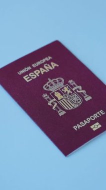 Uluslararası pasaport, koyu beton arka planda bir İspanya vatandaşı, uluslararası seyahat