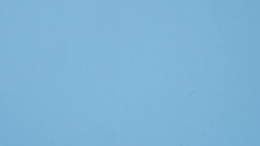 Almanya vatandaşının uluslararası pasaportu koyu beton arka planda, uluslararası seyahat