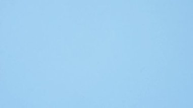 Koyu beton arka planda, uluslararası seyahat yapan bir Kanada vatandaşının uluslararası pasaportu