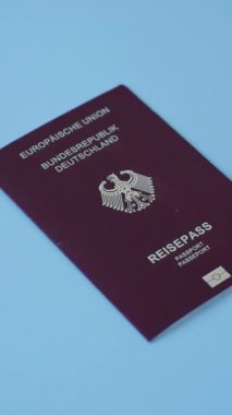 Almanya vatandaşının uluslararası pasaportu koyu beton arka planda, uluslararası seyahat