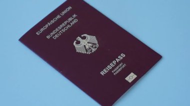 Almanya vatandaşının uluslararası pasaportu koyu beton arka planda, uluslararası seyahat